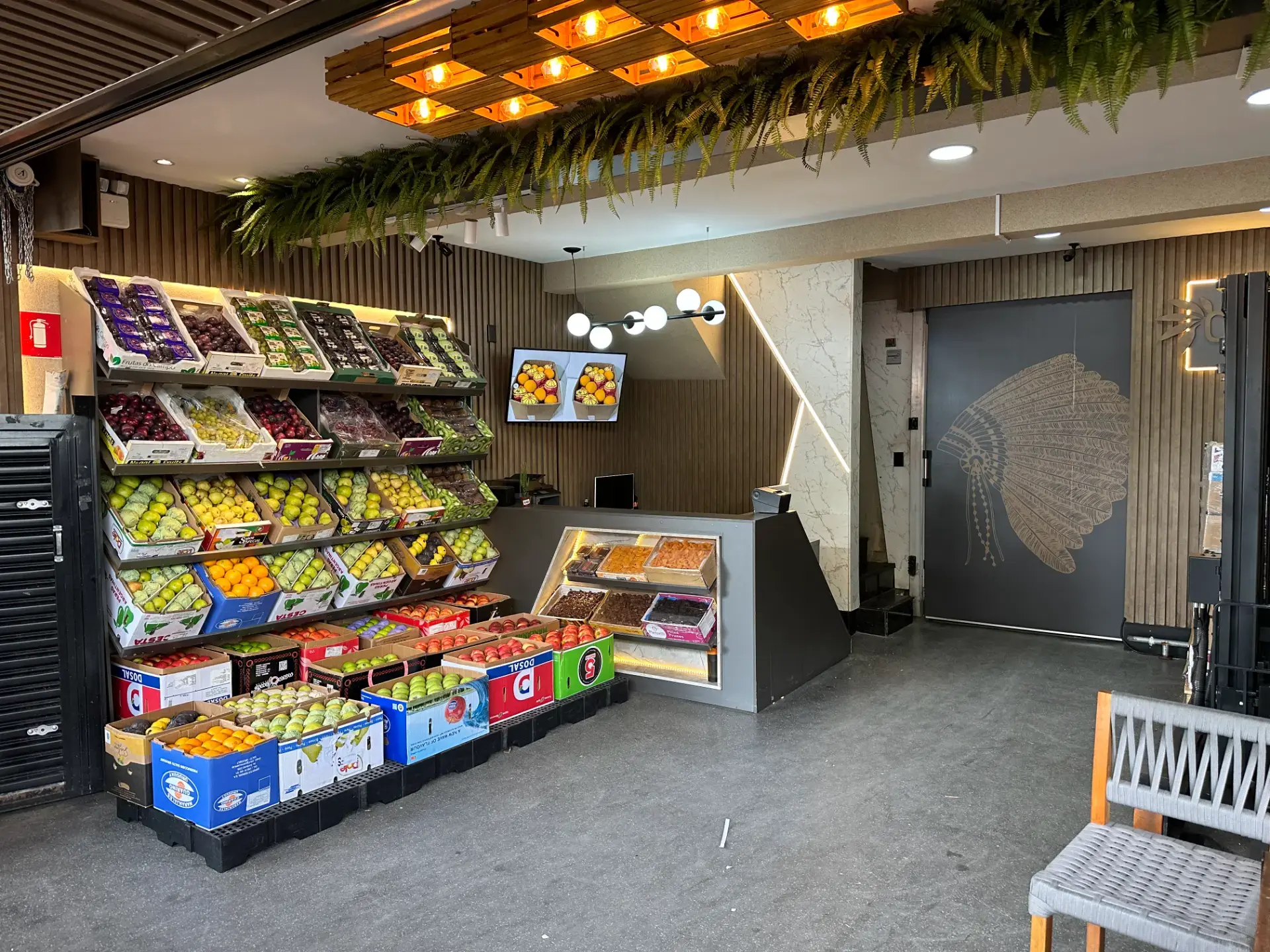 Box da Cacique Frutas com frutas expostas
