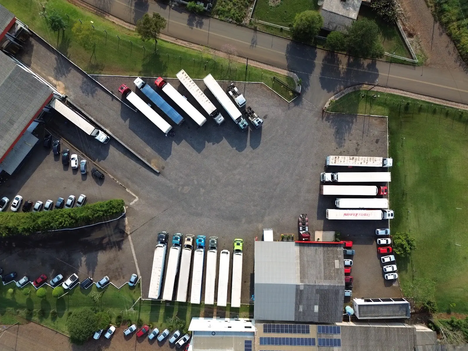 Vista aérea do pátio logístico do Grupo Benini com caminhões estacionados