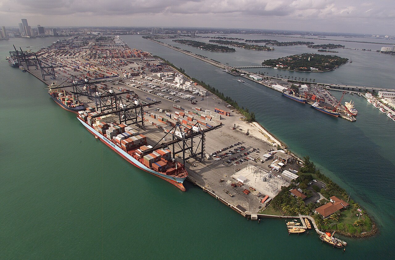Terminal portuário com navios de carga e contêineres